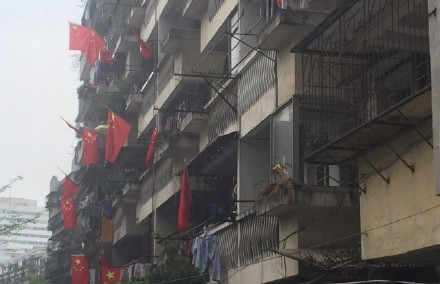 國慶前夕，挨家挨戶都插上了國旗