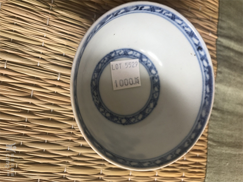 碗底的不干膠商標(biāo)